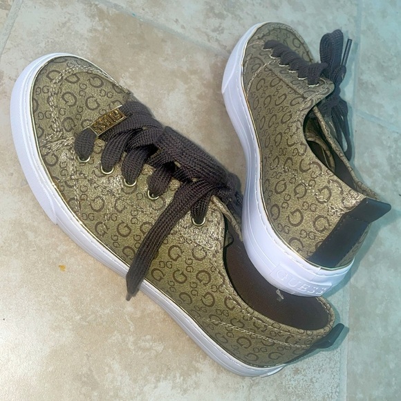 *GORGEOUS* Gold Guess Signature Womans Sneakers Size 7​ - Picture 3 of 13